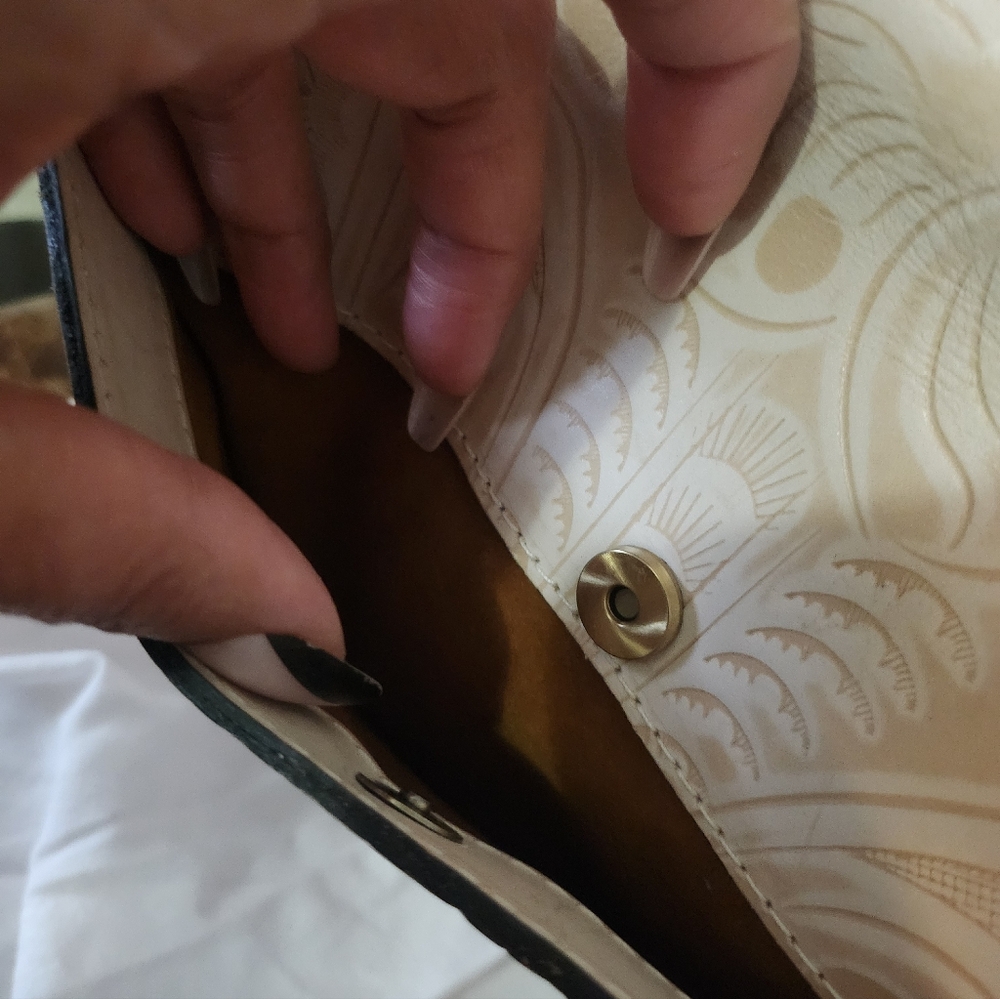 Elegant Patricia Nash Cream Embossed Leather Crossbody Bag NWOT - Picture 11 of 13